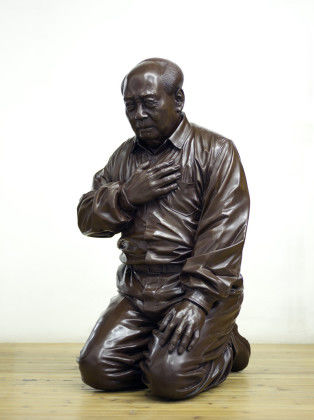 [서울=뉴시스]미국으로 이주한 중국 조각가 가오전이 2009년 베이징에서 전시한 "마오쩌둥의 참회" 조각상. (출처=게르니카 매거진) 2026.8.26. *재판매 및 DB 금지