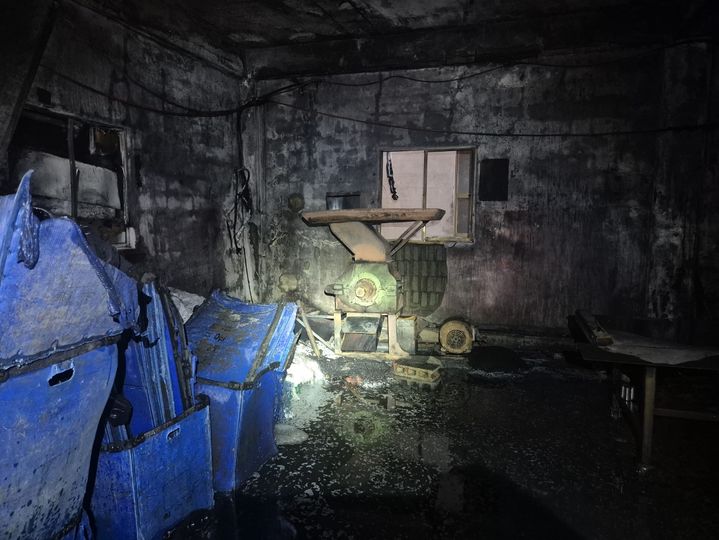 [부산=뉴시스] 26일 오전 4시47분께 부산 사하구의 3층짜리 건물 1층 플라스틱 제조공장에서 불이 났다. (사진=부산소방 제공) 2026.08.26. photo@newsis.com *재판매 및 DB 금지