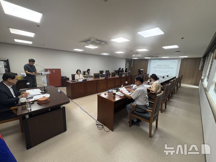 [군포=뉴시스] 성과시상금 심사위원회가 부시장 주재로 열리고 있다. (사진=군포시 제공).2026.08.26. photo@newsis.com