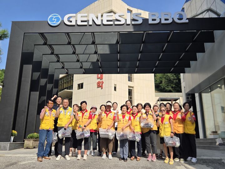 [서울=뉴시스] 제너시스BBQ 그룹이 25일 경기도 이천시 치킨대학에서 대한적십자사 경기도지사 소속 봉사자 20명을 대상으로 '치킨캠프'를 진행했다. (사진=제너시스BBQ 제공) *재판매 및 DB 금지