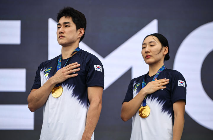 [서울=뉴시스] 서창완-성승민, 2026 국제근대5종연맹(UIPM) 세계선수권대회 혼성 계주 우승. (사진=대한근대5종연맹 제공)