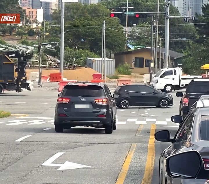 [서울=뉴시스]충남 천안의 한 도로에서 검정색 승용차 한 대가 역방향 차로에 태연하게 정차해 있다.(사진=JTBC 사건반장 캡처)2026.08.26.