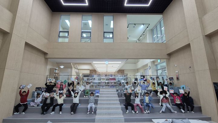 [안동=뉴시스] 지난해 공간재구조화 사업이 완료된 의성 안계초등학교 도서관. (사진=경북교육청. 제공) 2026.08.26.photo@newsis.com *재판매 및 DB 금지