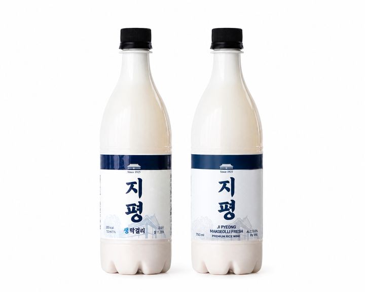 국내에서 판매되는 '지평생막걸리'와 해외 수출 전용 제품 '지평프레시' (사진=지평주조 제공) *재판매 및 DB 금지