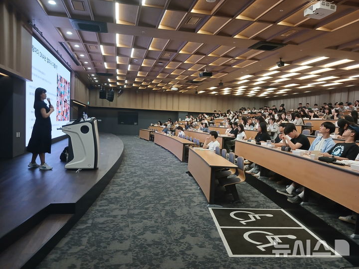 [시흥=뉴시스] 서울대학교 시흥캠퍼스 교육협력동에서 관내 고등학생을 대상으로 한 스누융합과학배움터 '생생진로 특강'이 열리고 있다.(사진=시흥시 제공).2026.08.26. photo@newsis.com