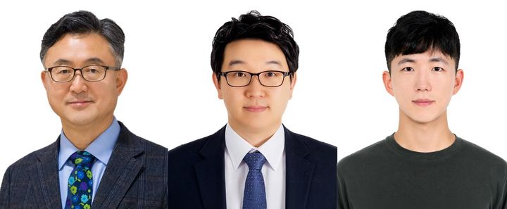 (왼쪽부터) '세계 최초 페로브스카이트 태양전지 상용화 전략연구사업단(전략연구사업단)' 이광희 단장, 차세대에너지연구소 강홍규 부소장, 히거신소재연구센터 이산성 박사. (사진=GIST 제공) photo@newsis.com *재판매 및 DB 금지