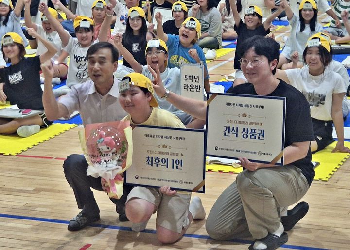[세종=뉴시스] 송승화 기자 = 최후의 1인으로 남은 (가운데)윤우주 학생이 기념 사진을 찍고 있다.(사진=세종시교육청). 2026.08.26. photo@newsis.com. *재판매 및 DB 금지