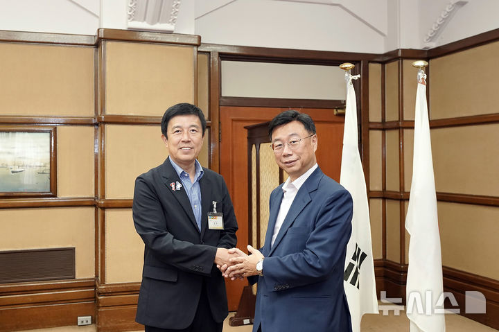 [성남=뉴시스] 신상진 성남시장(사진 오른쪽)과 히로사와 이치로 나고야시장이 나고야시청에서 만나 약수를 하고 있다. (사진=성남시 제공) 2026.08.26.photo@newsis.com