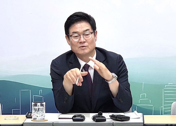 [원주=뉴시스] 이덕화 기자 = 26일 구자열 원주시장이 기자회견을 열고 2차공공기관 이전에 대한 원주의 준비 현황과 이전 당위성을 설명하고 있다. 2026.08.26. wonder8768@newsis.com *재판매 및 DB 금지