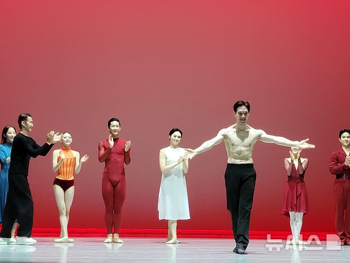 [서울=뉴시스]최희정 기자= 25일 서울 노원문화예술회관 대공연장에서 열린 '제1회 노원발레페스티벌'의 컨템포러리 발레 '에세(Essai)' 공연이 끝난 뒤, 안재용(몬테카를로 발레단 수석) 등 무용수들이 커튼콜을 하고 있다. 2026. 08. 26. dazzling@newsis.com