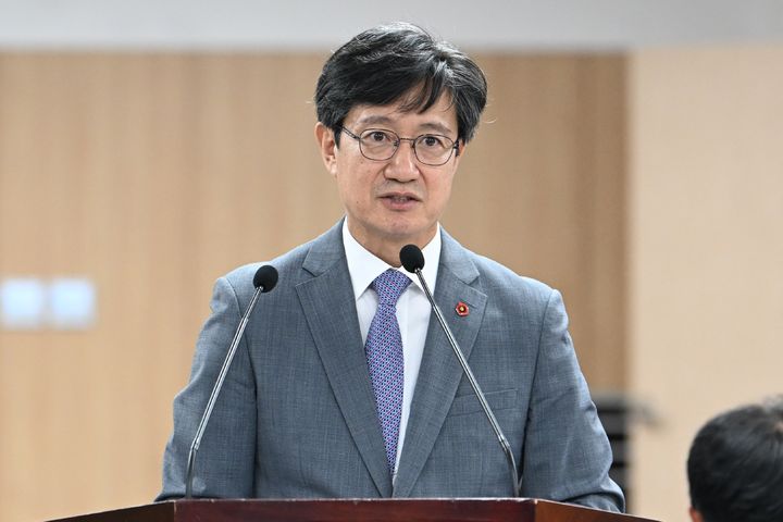 [제주=뉴시스] 이창흠 제주도 기후경제부지사 후보자가 26일 오전 제주도의회에서 열린 인사청문회에서 모두발언을 하고 있다. (사진=제주도의회 제공) 2026.08.26. photo@newsis.com *재판매 및 DB 금지