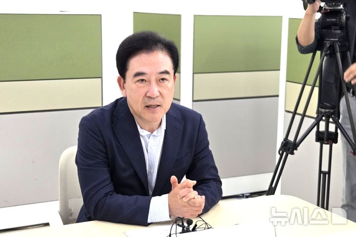 [청주=뉴시스] 임선우 기자 = 윤희근 전 경찰청장이 26일 충북도청 기자실에서 종합특검의 통일교 수사 결과에 대한 입장을 밝히고 있다. 2026.08.26. imgiza@newsis.com