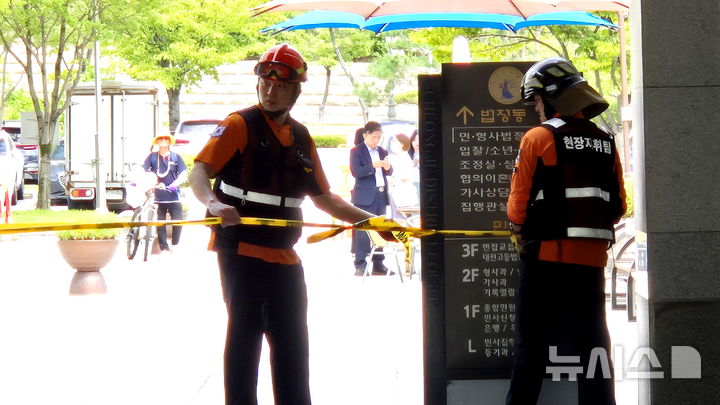 [청주=뉴시스] 연현철 기자 = 26일 오전 10시26분께 청주지방법원 공용 메일로 사제 폭발물 테러 협박 메일이 수신돼 신고를 받고 출동한 소방당국이 청주지법 청사 내 주변을 통제 중이다. 2026.08.26. yeon0829@newsis.com 