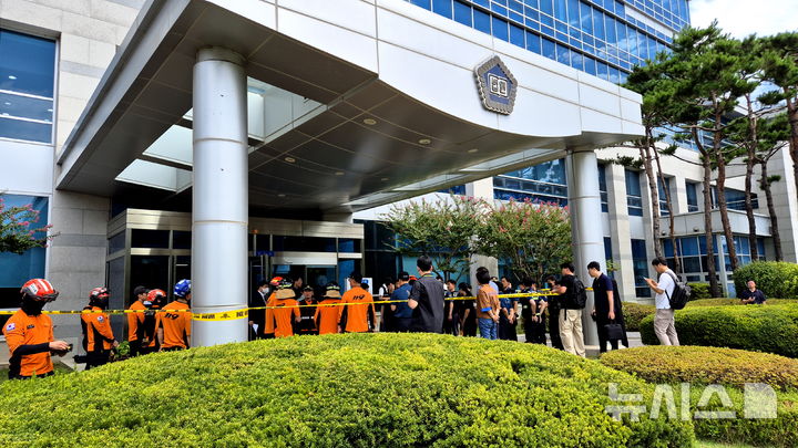 [청주=뉴시스] 연현철 기자 = 26일 오전 10시26분께 청주지방법원 공용 메일로 사제 폭발물 테러 협박 메일이 수신돼 신고를 받고 출동한 경찰과 소방당국이 청주지법 본관동 입구 앞에서 상황을 살피고 있다. 2026.08.26. yeon0829@newsis.com 