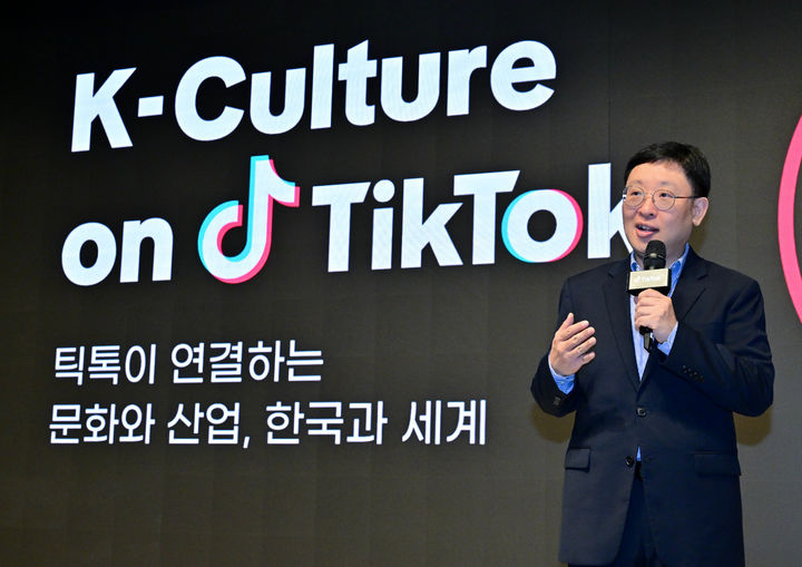 [서울=뉴시스] 틱톡은 26일 서울 강남구 엘리에나호텔에서 'K-컬처 온 틱톡' 기자간담회를 열고 글로벌 컨설팅 기업 커니와 공동 연구한 보고서를 발표했다. 정태환 커니코리아 어소시에이트 파트너가 'K-컬처 온 틱톡: 글로벌 경제효과를 견인하다' 리포트의 주요 내용을 발표하고 있다. 2026.08.26. (사진=틱톡 제공) *재판매 및 DB 금지
