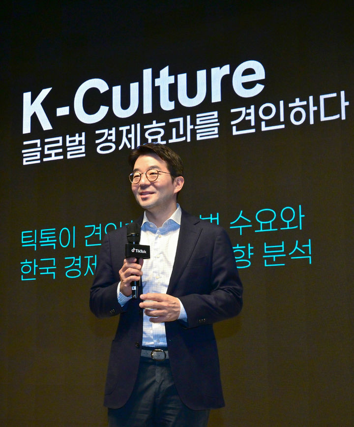 [서울=뉴시스] 틱톡은 26일 서울 강남구 엘리에나호텔에서 'K-컬처 온 틱톡' 기자간담회를 열고 글로벌 컨설팅 기업 커니와 공동 연구한 보고서를 발표했다. 정재훈 틱톡코리아 운영 총괄이 환영사를 하고 있다. 2026.08.26. (사진=틱톡 제공) *재판매 및 DB 금지