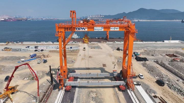 [부산=뉴시스] 부산신항 서컨테이너 부두 2-6단계 현장에 설치 중인 트랜스퍼 크레인. (사진=부산항만공사 제공) 2026.08.26. photo@newsis.com *재판매 및 DB 금지