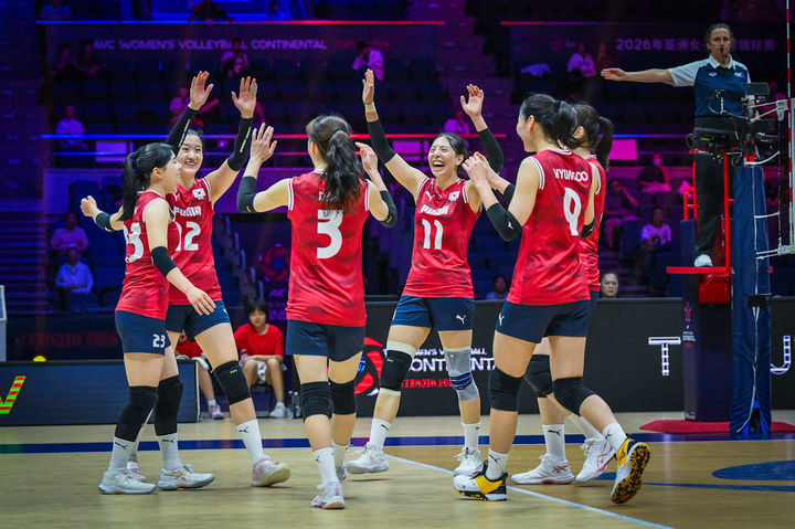 [서울=뉴시스] 한국 여자배구 대표팀이 26일 중국 톈진에서 열린 2026 아시아배구연맹(AVC) 아시아선수권대회 조별리그 C조 3차전에서 홍콩을 상대로 득점을 낸 뒤 기뻐하고 있다. (사진=FIVB 공식 홈페이지 캡처) 2026.08.26. *재판매 및 DB 금지