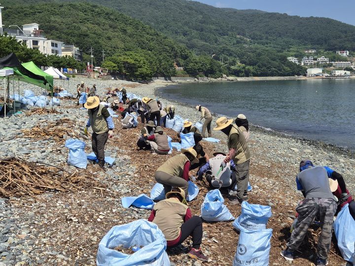 [진주=뉴시스]국립공원공단 동부권역 직원·자원활동가 등 약 120명 거제 수해지역 복구작업.(사진=국립공원공단 제공).2026.08.26.photo@newsis.com *재판매 및 DB 금지