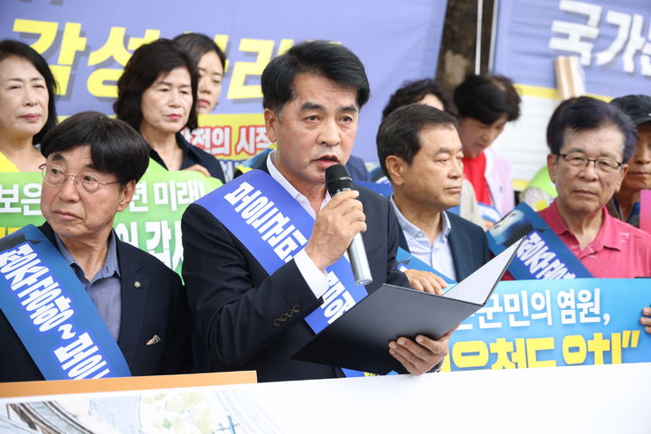 [보은=뉴시스] 26일 청와대 앞에서 최재형 보은군수가 청주공항~보은~김천 내륙철도의 제5차 국가철도망 구축계획 반영을 촉구하는 기자회견문을 낭독하고 있다. (사진=보은군 제공) 2026.08.26. photo@newsis.com *재판매 및 DB 금지