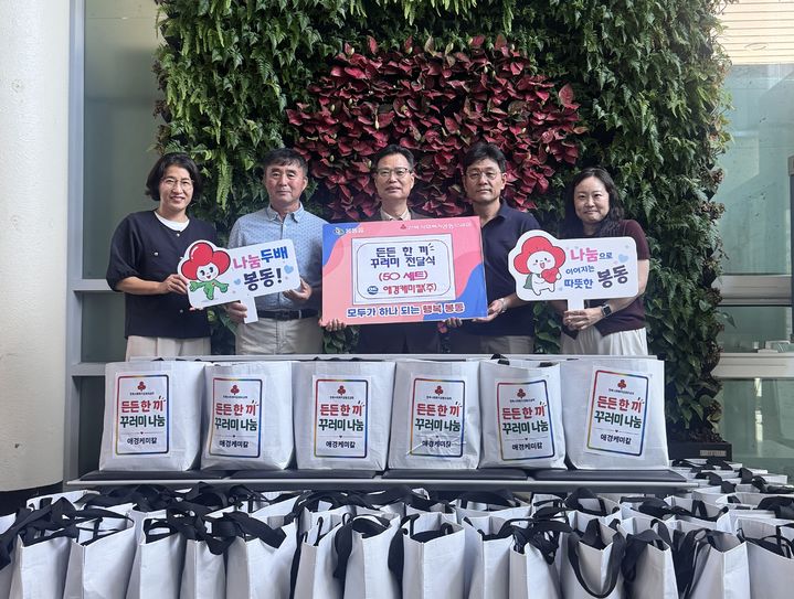 [서울=뉴시스] 완주군 봉동읍 설선호 읍장(가운데)과 애경케미칼 이종민 전주공장장(오른쪽 두번째)이 '든든 한 끼 꾸러미' 전달식 후 기념촬영을 하고 있다. (사진=애경케미칼 제공) 2026.08.26 photo@newsis.com *재판매 및 DB 금지