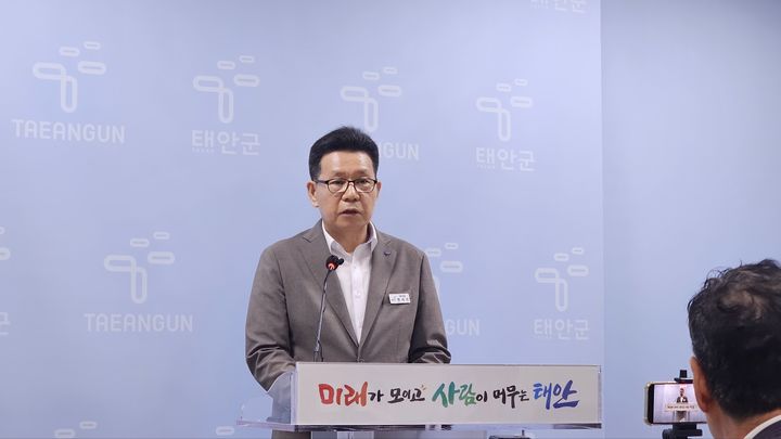 [태안=뉴시스] 김덕진 기자=한석민 태안군 재무과장이 26일 태안군청 브리핑룸에서 민선9기 출범에 맞춘 재정 정책을 발표하고 있다. 2026.08.26. spark@newsis.com *재판매 및 DB 금지