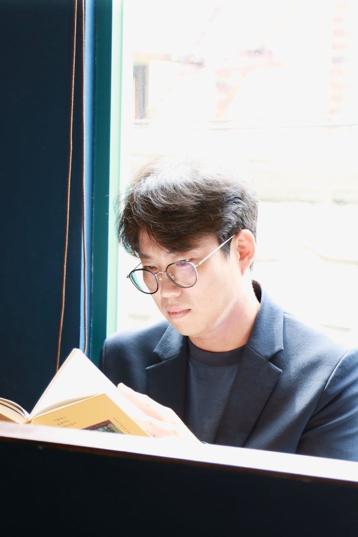 [서울=뉴시스] 26일 서울 종로구의 한 카페에서 열린 산문집 '기쁨에도 슬픔에도 아랑곳없이' 출간 기자간담회에 참석한 시인 박준 (사진=난다 제공) 2026.08.26. photo@newsis.com *재판매 및 DB 금지