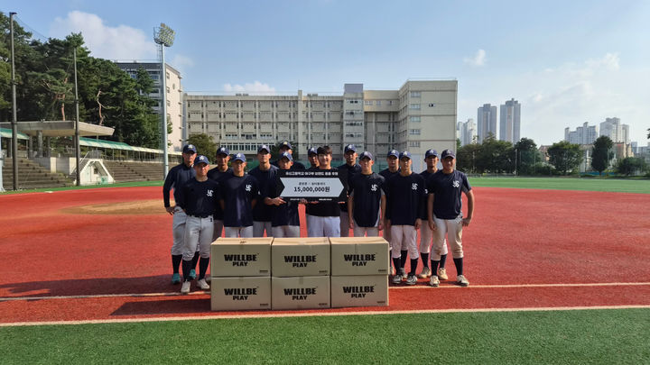 [서울=뉴시스] 프로야구 LG 트윈스 문보경이 지난 24일 유신고 야구부를 찾아 1500만원 상당의 야구용품을 기부했다. (사진=그로윈스포츠 제공) 2026.08.26. *재판매 및 DB 금지