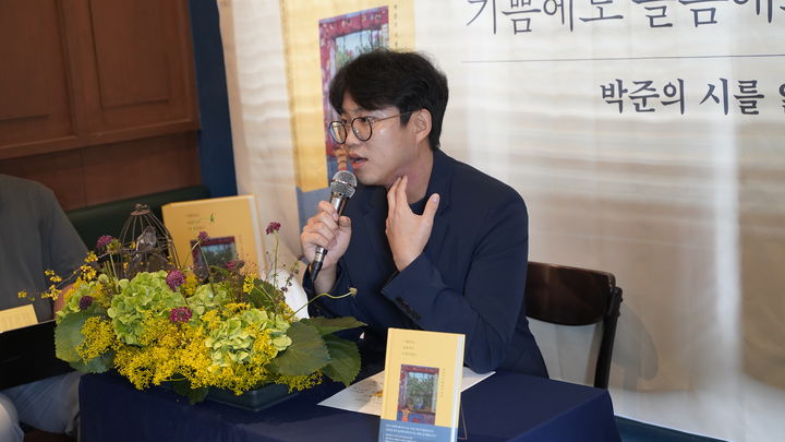 [서울=뉴시스] 26일 서울 종로구의 한 카페에서 열린 산문집 '기쁨에도 슬픔에도 아랑곳없이' 출간 기자간담회에 참석한 시인 박준 (사진=난다 제공) 2026.08.26. photo@newsis.com *재판매 및 DB 금지