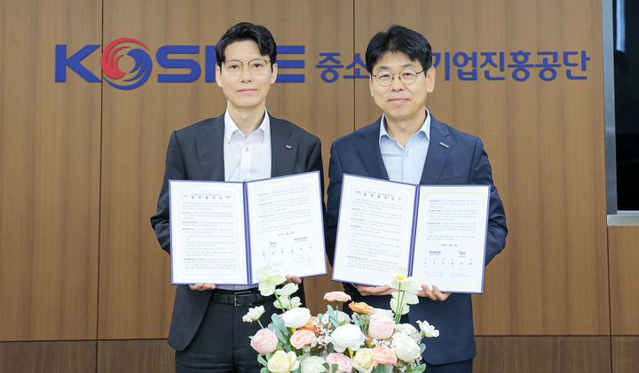 [서울=-뉴시스] 박성진 캠코 기업지원부문 총괄이사(사진 왼쪽)가 8월 26일(수) 중소벤처기업진흥공단 본사 7층 대회의실에서 열린 「위기징후기업의 성장전환 촉진을 위한 업무협약식」에서 반정식 중소벤처기업진흥공단 지역혁신이사(사진 오른쪽)와 기념촬영을 하고 있다. (사진제공=한국자산관리공사) 2026.08.26. photo@newsis.com *재판매 및 DB 금지