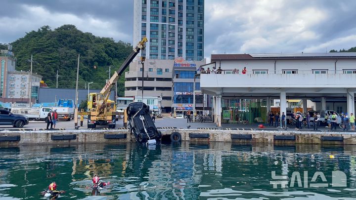 [울진=뉴시스] 안병철 기자 = 지난 25일 오후 1시18분께 경북 울진군 후포면 후포항 앞바다에서 A(50대)씨 몰던 차량이 추락했다.(사진=울진해양경찰서 제공) 2026.08.26. photo@newsis.com