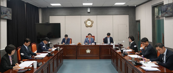 태백시의회는 26일 시의회 위원회실에서 고재창 의장 주재로 의원간담회를 개최하고 있다.(사진=태백시의회 제공) *재판매 및 DB 금지