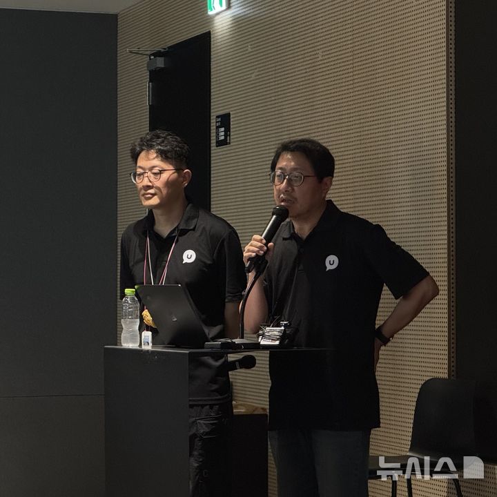 [성남=뉴시스] 윤정민 기자 = 서승욱 민주노총 전국화섬식품노조 카카오지회(크루유니언) 지회장(오른쪽)과 박성의 카카오지회 수석부지회장이 26일 오후 경기 성남시 카카오 판교 아지트에서 열린 기자간담회에서 발언하고 있다. 2026.08.26. alpaca@newsis.com
