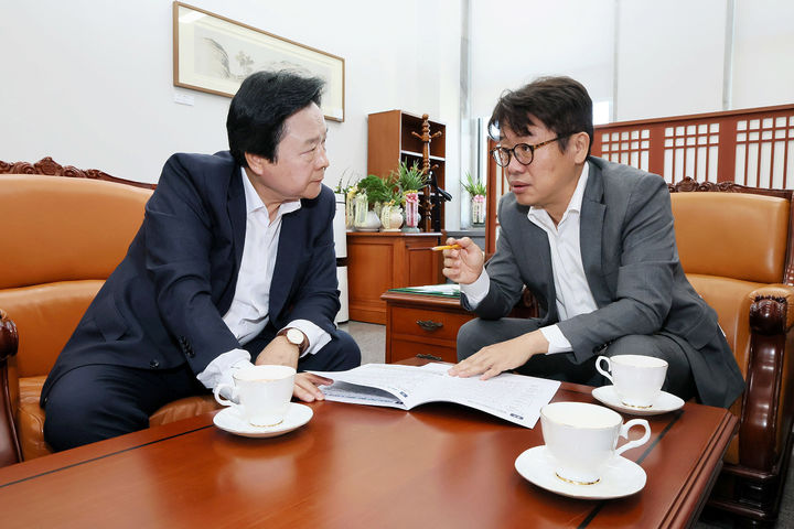 [창원=뉴시스] 강경국 기자 = 강기윤 경남 창원시장(왼쪽)이 지난 13일 유의동 국토교통위원장을 만나 진해신항 확장에 따른 CTX-진해선의 당위성을 피력하고 있다. (사진=창원시청 제공). 2026.08.26. photo@newsis.com *재판매 및 DB 금지