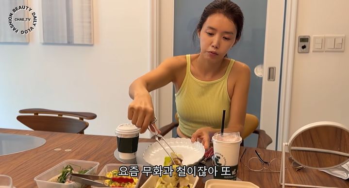 [서울=뉴시스]배우 채정안이 무화과, 튀긴 마 등 비건식을 챙겨 먹으며 건강과 몸매를 관리하는 일상을 공개했다. (사진=유튜브 '채정안TV' 캡처) 2026.08.26