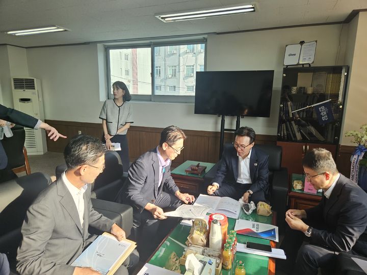 [안동=뉴시스] 황명석 경북도 행정부지사(왼쪽 두번째)가 26일 안동을 찾은 김민석 더불어민주당 대표(오른쪽에서 두번째)에게 지역현안을 설명하고 있다. (사진=경북도 제공) 2026.08.26.photo@newsis.com *재판매 및 DB 금지