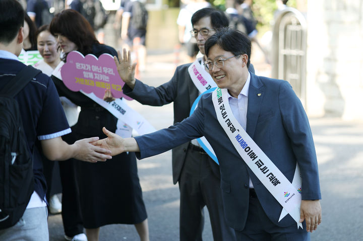 [울산=뉴시스] 조용식 울산시교육감이 26일 오전 남구 학성고 앞에서 '교육공동체 신뢰 회복 캠페인'을 진행하고 있다. (사진=울산시교육청 제공) photo@newsis.com *재판매 및 DB 금지