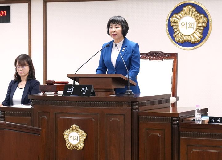 [대전=뉴시스] 윤원옥 대전 중구의회 의장이 본회의장에서 의사진행을 하고 있다. (사진= 중구의회 제공)  *재판매 및 DB 금지