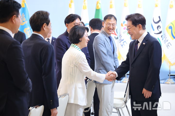 [서울=뉴시스] 조성봉 기자 = 이재명 대통령이 26일 청와대에서 열린 제10회 중앙지방협력회의에서 추미애 경기도지사와 악수를 하고 있다. (청와대통신사진기자단) 2026.08.26. suncho21@newsis.com