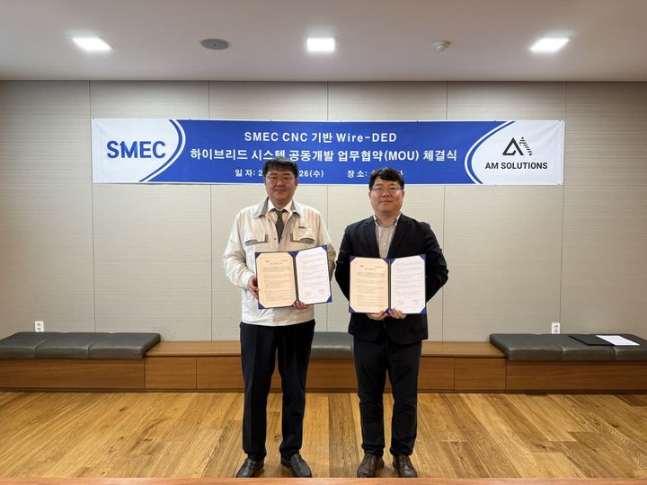 권오혁 스맥 대표이사, 김대중 에이엠테크 대표이사. (사진=스맥) *재판매 및 DB 금지
