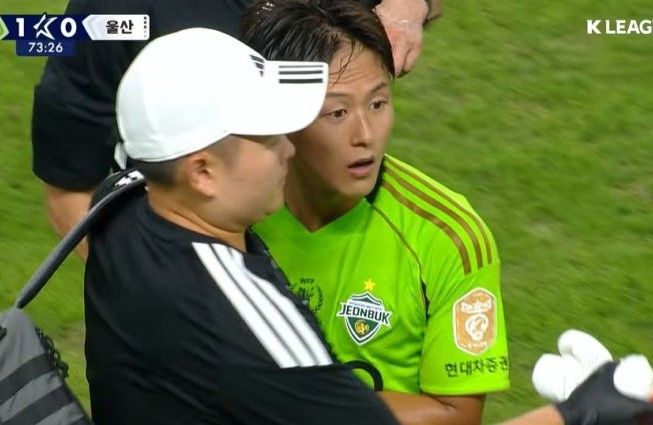 [서울=뉴시스]전북 현대 이승우와 울산 HD 김현석 감독이 언쟁을 벌이고 있다.(사진=쿠팡플레이 캡처)2026.08.26.