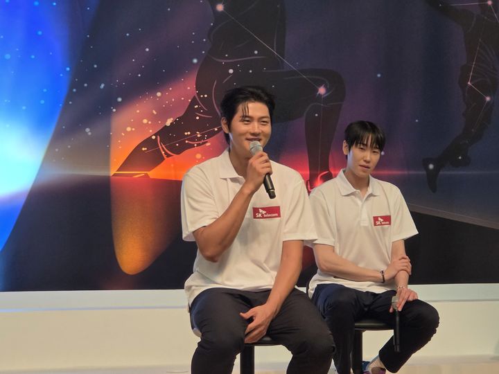 [진천=뉴시스] 박은비 기자 = SK텔레콤이 충북 진천의 국가대표선수촌에서 '팀(Team) SKT' 출정식을 개최했다. 사진은 이날 행사에서 펜싱 국가대표 오상욱 선수가 취재진 질문에 답변하는 모습. 2026.08.26. silverline@newsis.com *재판매 및 DB 금지
