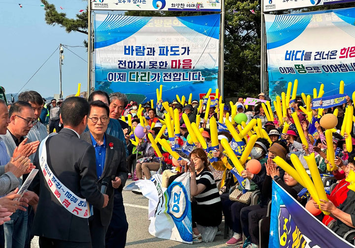 [완도=뉴시스]지난해 5월 실시된 완도 약산~금일 연륙교 건설을 위한 예비타당성 조사 현장에서 예타 통과를 염원하는 주민들. (사진=박지원 의원 제공) 2026.08.26. photo@newsis.com *재판매 및 DB 금지