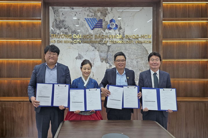 [울산=뉴시스] 울산과학대는 최근 베트남 HCMUT 캠퍼스에서 HCMUT, 이륜차 전동화 전환기술 기업 ㈜블루윙모터스, 한국해외기술교류협회(KAITE)와 '유류 이륜차 전동화를 통한 온실가스 감축 사업 기반 한-베트남 국제 산학협력 구축 협약'을 체결했다고 26일 밝혔다.(사진=울산과학대 제공) 2026.08.26. photo@newsis.com *재판매 및 DB 금지