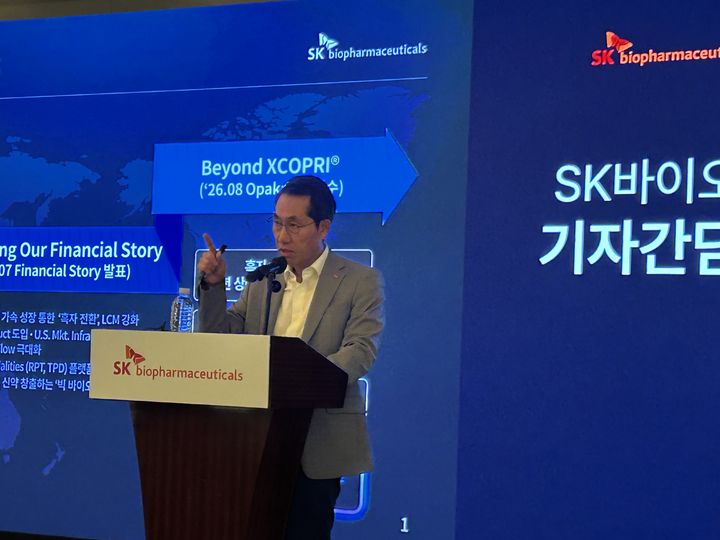 [서울=뉴시스] 황재희 기자= 이동훈 SK바이오팜 대표이사 사장이 26일 오후 서울 웨스틴조선 호텔에서 열린 오파칼림 도입 관련 기자간담회에서 발표하고 있다. 2026.08.26. photo@newsis.com *재판매 및 DB 금지