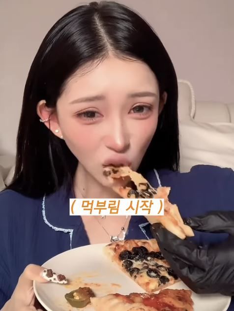 [서울=뉴시스] 인플루언서 최준희가 라이브 방송에서 '먹방'을 선보였다. (사진 : 최준희 SNS 캡처) *재판매 및 DB 금지