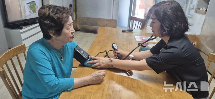 [안양=뉴시스] 보건소 방문건강관리서비스 대상자가 혈압을 측정받고 있다.(사진=안양시 제공).2026.08.26. photo@newsis.com