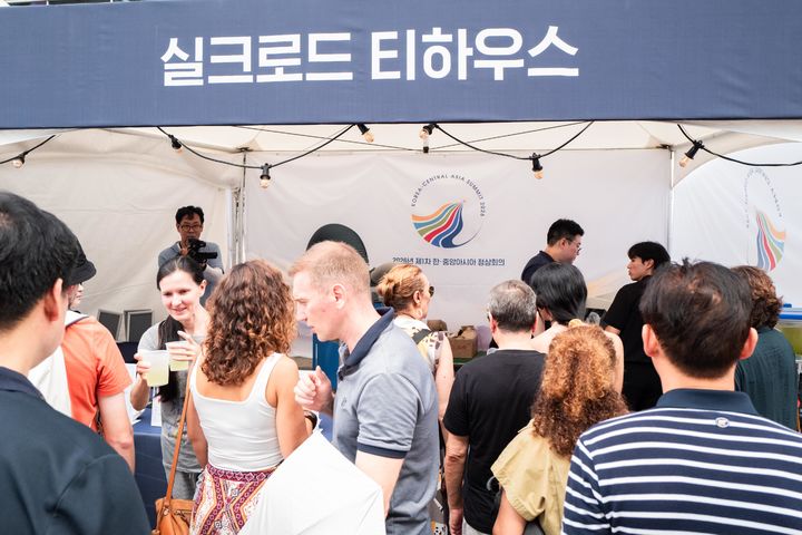 [서울=뉴시스]외교부 한·중앙아시아 정상회의 준비기획단은 내달 16일 서울에서 열리는 제1차 한·중앙아시아 정상회의 개최를 지원하기 위한 홍보 행사를 26일 서울 청계광장에서 개최했다. (사진 외교부 제공) *재판매 및 DB 금지