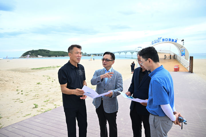 [울산=뉴시스] 이동권 울산 북구청장이 26일 강원도 고성 송지호 바다하늘길을 찾아 고성군 관계자로부터 시설 현황 등에 대해 듣고 있다. (사진=북구 제공) 2026.08.26. photo@newsis.com *재판매 및 DB 금지
