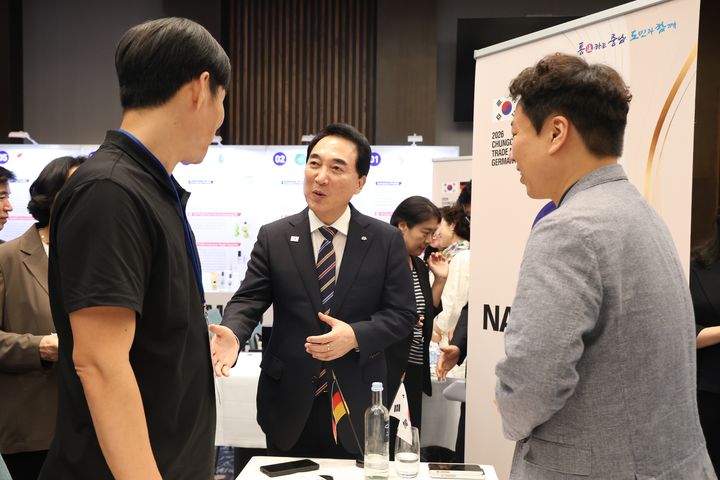 [홍성=뉴시스] 박수현 충남지사가 독일 프랑크푸르트에서 열린 충남수출상담회장에서 참가 기업들을 격려하고 있다.  *재판매 및 DB 금지